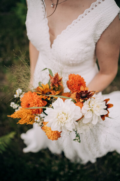Bruidsboeket met wit en oranje bloemen