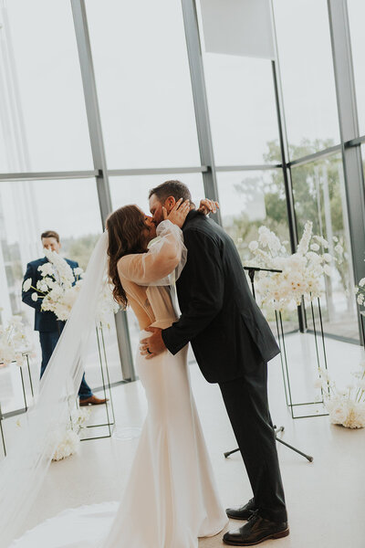 A couple has their first kiss in a popular venue in Saskatoon, SK. The venue the Remai is the perfect venue for the modern bride.
