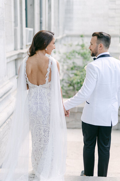 Un couple de nouveaux mariés élégants, qui se regardent.