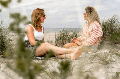 coachgesprek aan het strand Marjolein Gubbens en Helen Verwaart