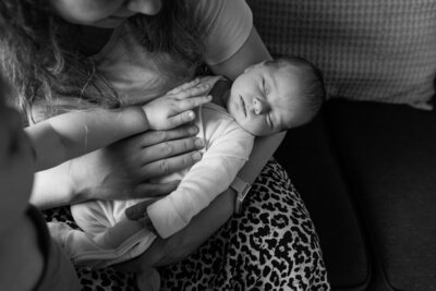 newbornshoot bij je thuis, heerlijk knus. Beschuit met muisjes smeren met grote zus en samen knuffelen