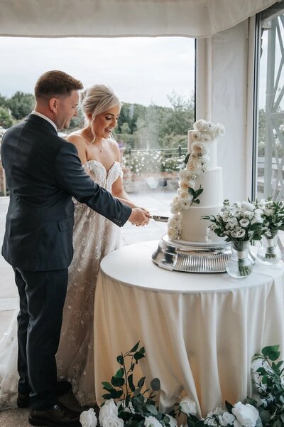 Luxury wedding cake design with modern elegance wedding and celebration cakes cambridgeshire suffolk