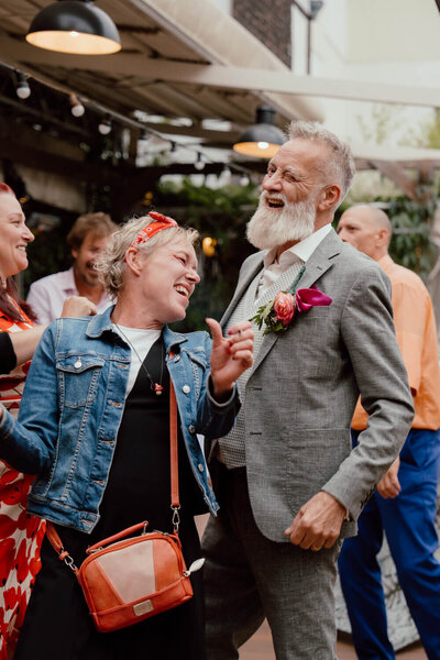 Bruidegom die danst met de zus tijdens de bruiloft