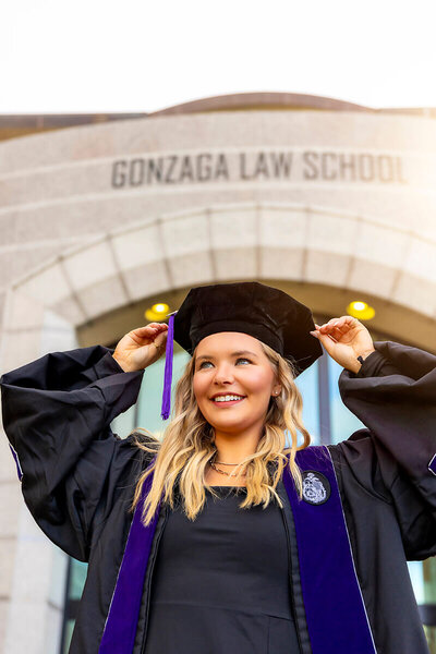 photographer taking sunny college campus portraits in Spokane