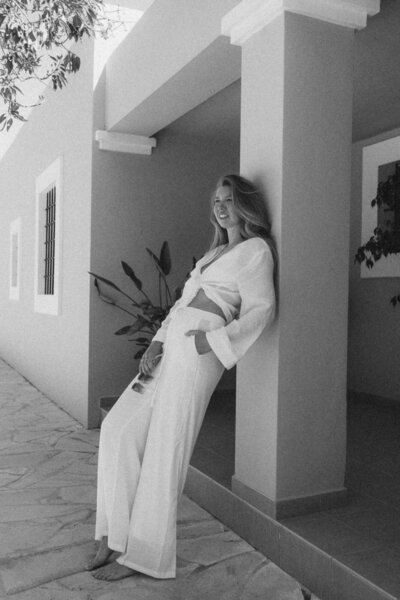 Fotograaf zit op de rotsen te poseren voor personal branding fotoshoot op Ibiza