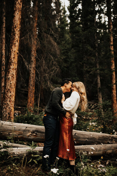 couple-in-woods-kissing