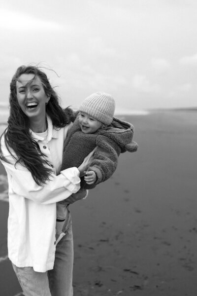 Gezinsshoot mama en zoontje op het strand