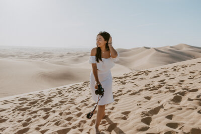 Destination wedding photographer Susie in the desert celebrating a newlywed couple | Sush Digital Media