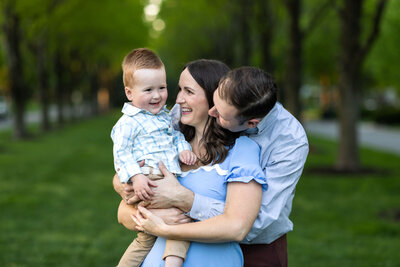 67-2_Kansas_City_Family_Photographer_belinder_fountain_smiling_child-67