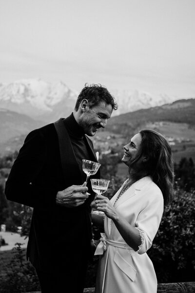 Buitenlandse bruiloft in de bergen van de Franse Alpen – Intieme bruiloft met adembenemend uitzicht
