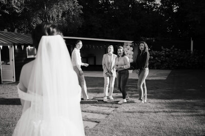 First look van bruid met vriendinnen, vastgelegd door Julia de Groot Fotografie
