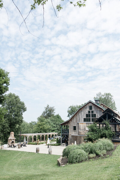 The barn at Rivercrest Farm photographed by akron ohio wedding photographer