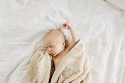 Baby led posing newborn photography.