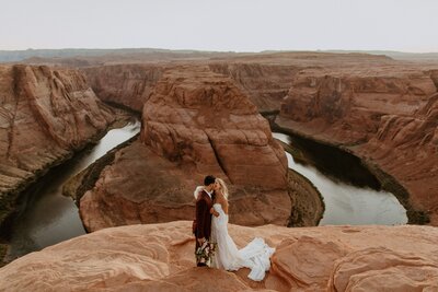 bride & groom kissing at horseshoe bend