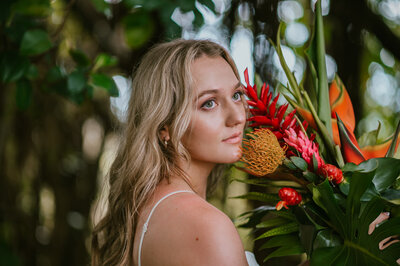 hawaii elopement photography up close shot of tropical hawaiian wedding bouquet