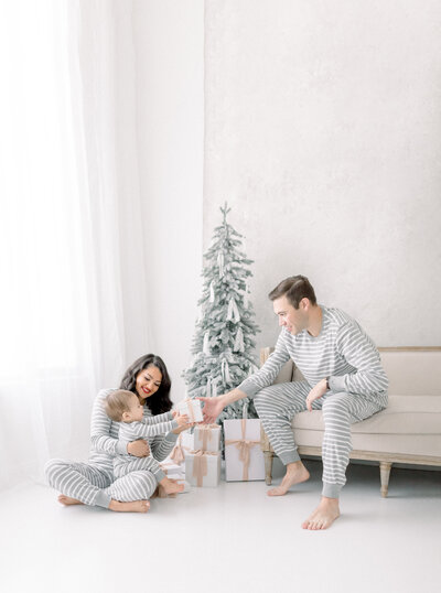 A natural, delicate and timeless pregnancy and baby photographer based in Concord, California.