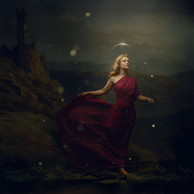 Studio Ace Photography Fine art portret van dame in handgemaakte rode jurk met bloemen in een schilderachtige setting 