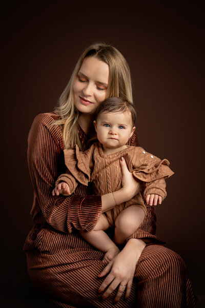 Moeder en newborn bruine foto shoot
