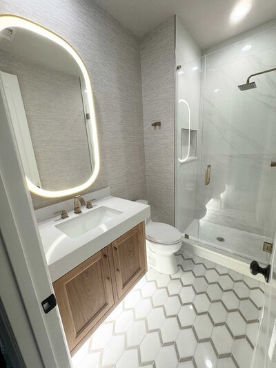 Modern home interior design solutions for a bathroom, featuring elegant decorations and high-quality materials that create a sophisticated and stylish atmosphere.