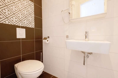 Magnifique_3_cabin_upper_deck_suite_bathroom_1