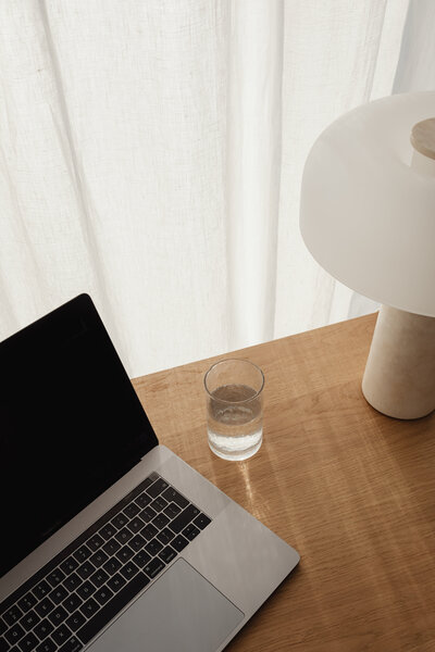 kaboompics_travertine-lamp-glass-of-water-29151