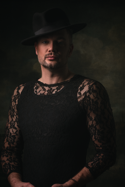 Studio Ace Photography zelfportret van de fotograaf in donkere setting