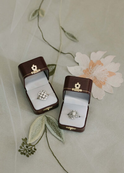 chloe-winstanley-weddings-cotswolds-cornwell-manor-vintage-box-diamond-engagment-rings