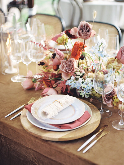 lounge seating at a private estate wedding with roots floral design