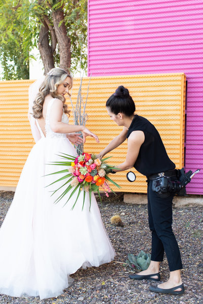 photographer fix bouquet