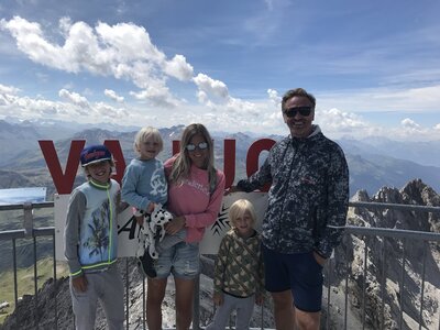 Genieten van de besneeuwde bergtoppen in Sankt Anton am Arlberg.