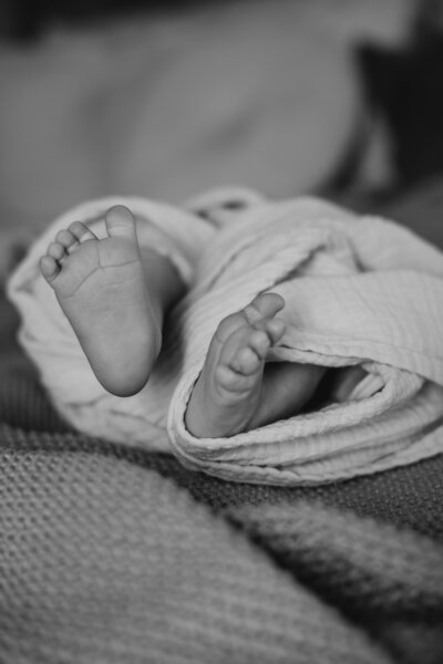 Schwarz weiss Close Up von kleinen Babyfüßen