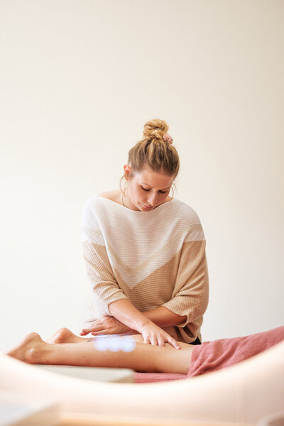 Femme en bleu tendant les bras au ciel relaxation profonde