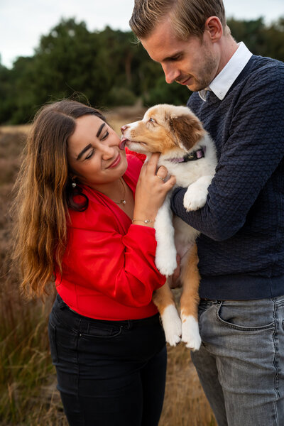 familie fotograaf, gezinsfotografie, familie, liefde, echt, tijdloos, kleur echt, Twente, Twenterand, Westerhaar, Vriezenveen, Hardenberg, Almelo, Enschede, kinderfotografie, fotograaf, Juliantien, Schipper, Juliantien fotografie, puppy, puppyshoot, loveshoot 