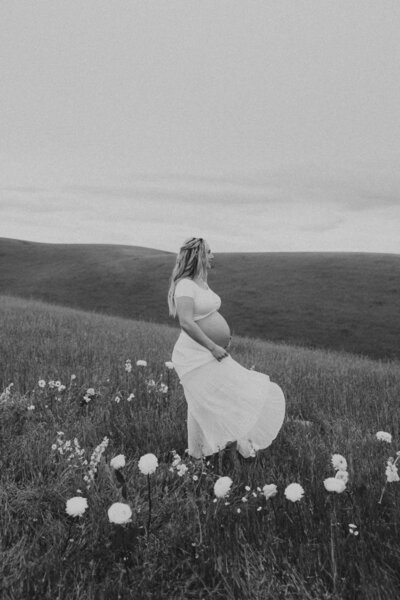 woman in field for maternity photos