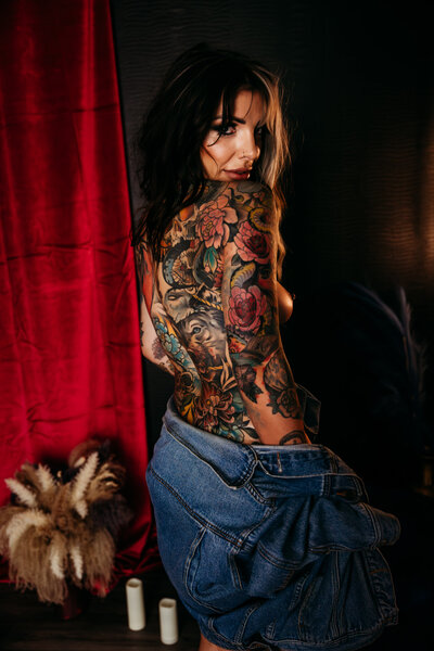 Boudoir photography woman in black lingerie on leopard rug on bed in Lubbock, Texas photographer in Amarillo TX