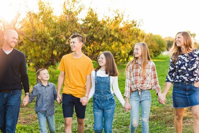 Phoenix photographer captures smiling family in Gilbert