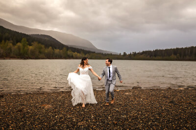 Experience the majesty of mountain top elopements through our exclusive photo gallery. Witness couples exchange vows against the backdrop of panoramic mountain vistas, embodying romance and adventure.