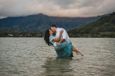 couple-kissing-ocean-Hawaii