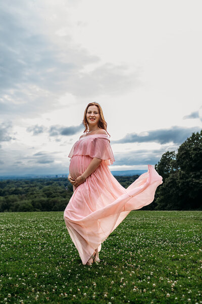 Stunning pregnant woman takes maternity portraits