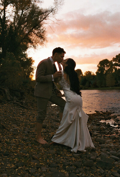 couple-kissing-outside-sunset-jac-dodge-photography