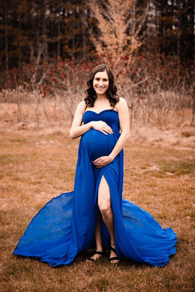 Expecing mom in blue gown for outdoor oshawa photogrpahy session