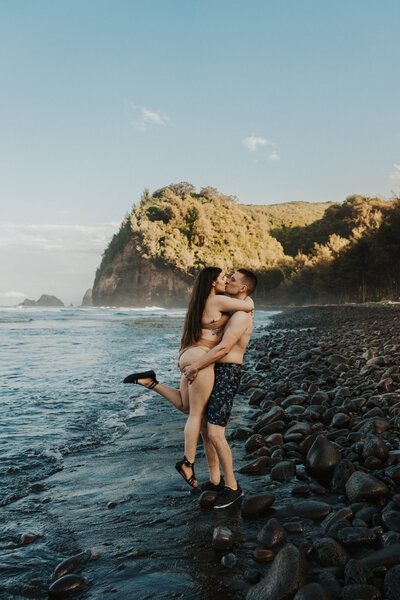 thewanderingb-couples-photographer-engagement-pololu-valley-adventure-photographer-hawaii-78