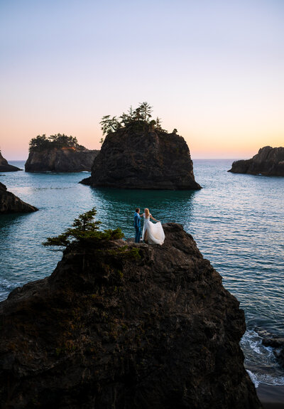 man and woman eloping at the Oregon coast