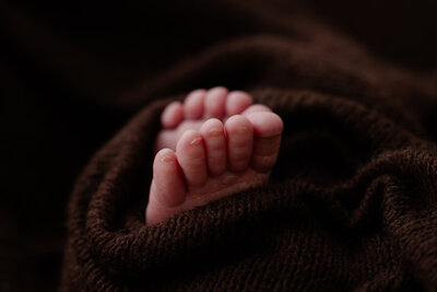 Close up van babygezichtje tijdens een newbornshoot thuis- Irene Maris Fotografie Tilburg