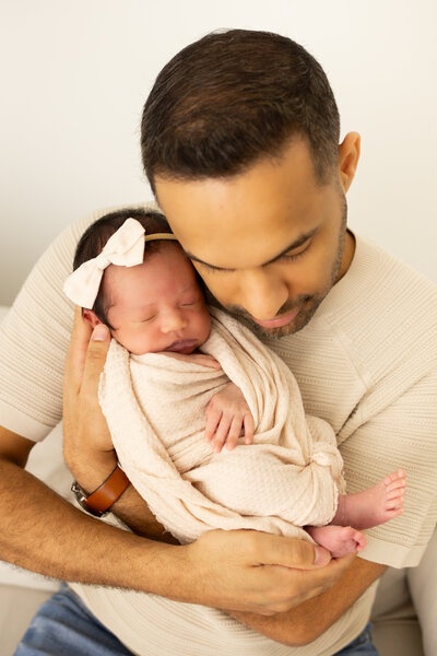 father-newborn-daughter-bond-photo-session-searingtown