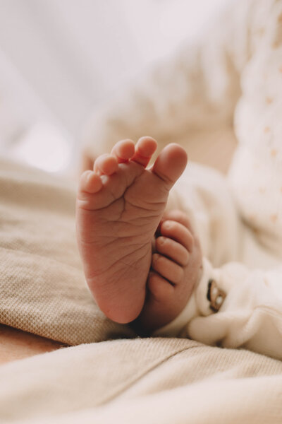 Close-up foto van baby voetjes tijdens een newborn fotoshoot