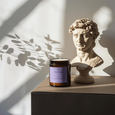Maquette de présentation de l'identité visuelle de Hécate Bougie, qui représente une ambiance mystique et féminine. L'image montre une une bougie de la marque exposée devant une statue de déesse.