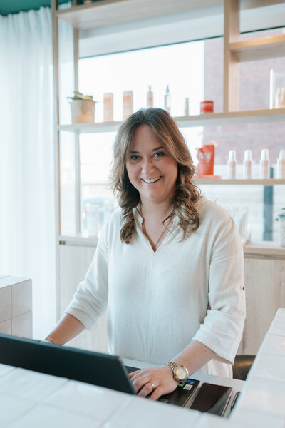 Eigenaresse van kapsalon poseert voor branding fotoshoot in Antwerpen