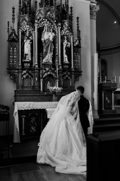 bride and groom praying