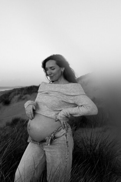 Artistieke zwangerschapsshoot in duinen van Wassenaar door Linda Photography